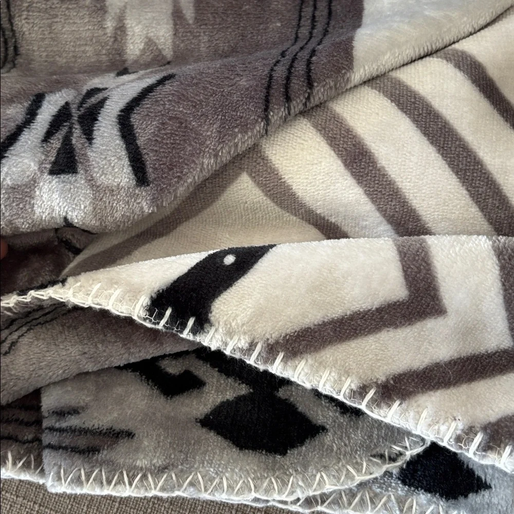 Cedar Creek Reversible Horseshoe print,velvety soft plush throw,Western - Picture 3 of 7